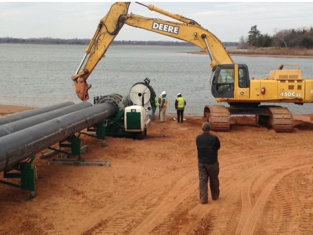 Directional boring crew laying steel carrier pipe for a Texas water crossing